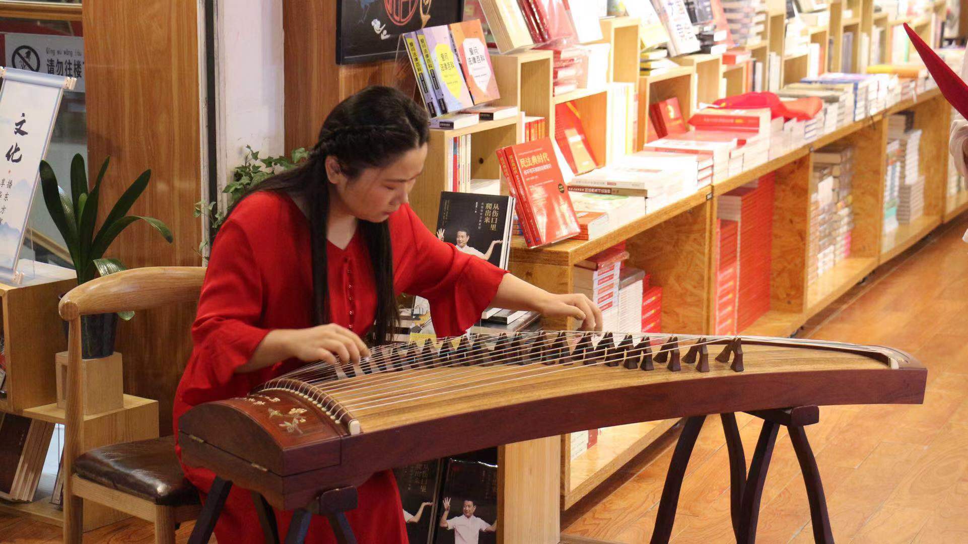 合肥新华书店三孝口店举行《我的祖国》国庆快闪活动