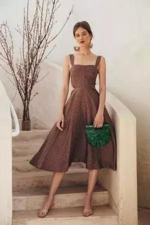 洋气上档次吊带裙秋冬内搭,今年最火的吊带裙内搭