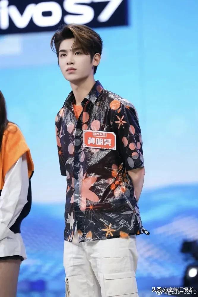 谈莉娜方回应穿的衣服是假货,孙俪妹妹晒北电合影,乐华娱乐声明