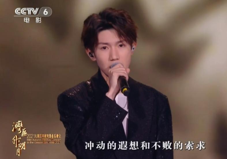 大湾区王菲出场谢霆锋表现,谢霆锋看王菲演唱会的视频