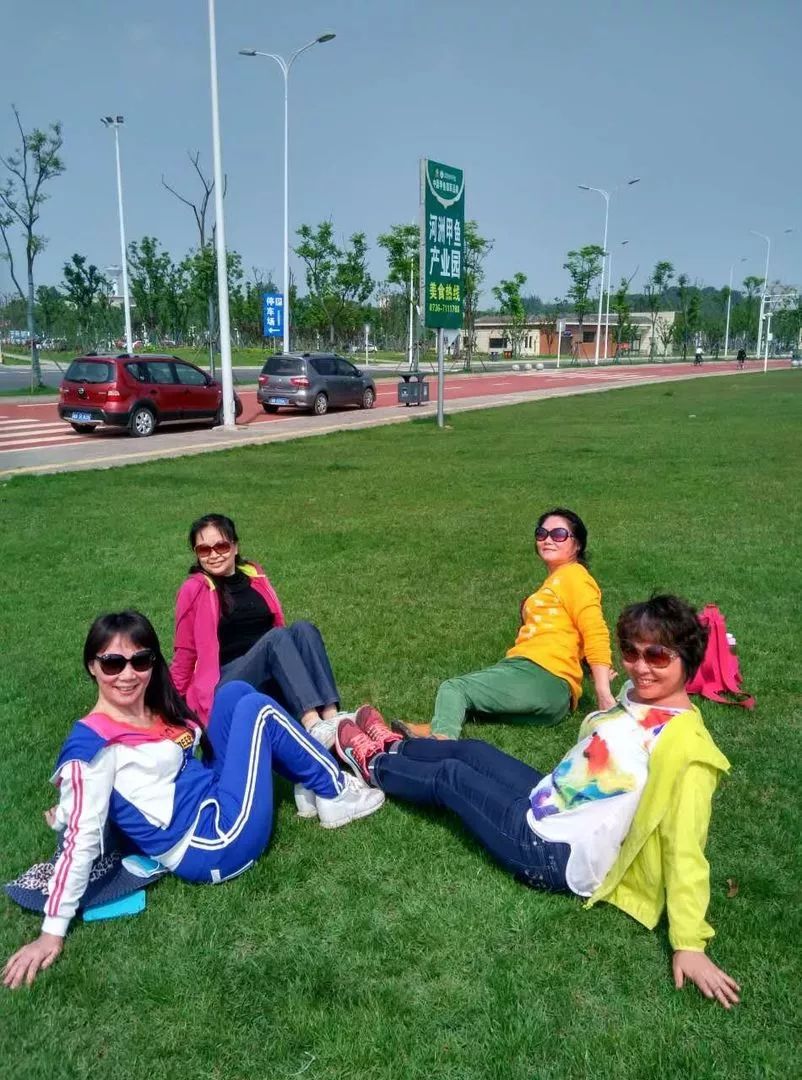 大妈旅游照专用动作,中国大妈外出旅游标准动作