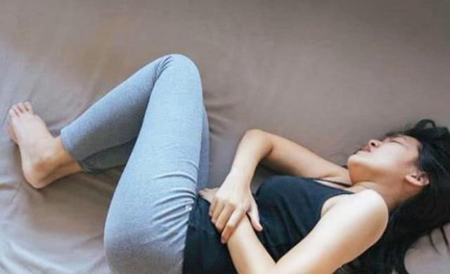 女孩11周岁月经初潮前有什么征兆,12岁女孩月经初潮身高多少算正常