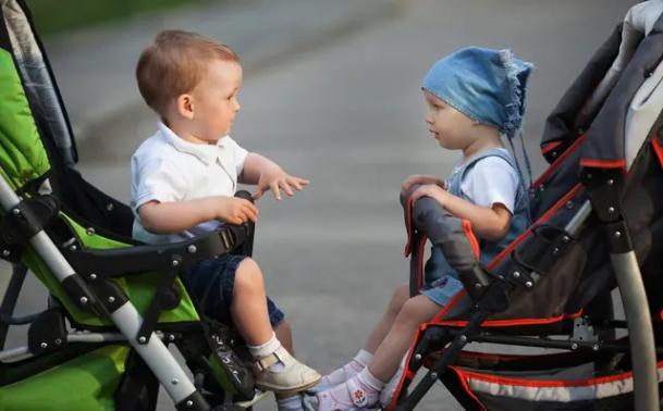 4岁男童突然耳朵疼,4岁孩子说耳朵疼然后夜晚发烧