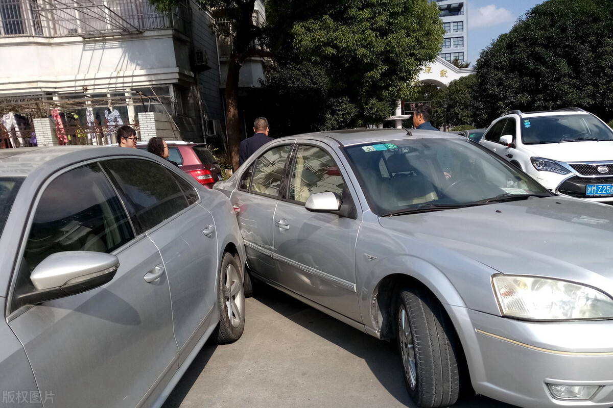 新手怎么避免剐蹭,新手倒车如何避免左右前角剐蹭