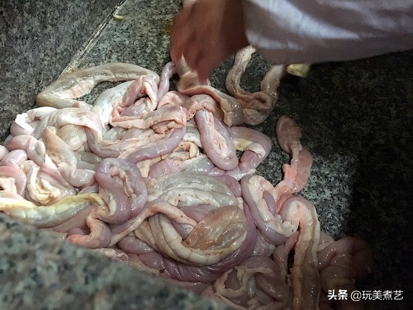 就地取材，用天然小肠灌出的香肠，再接受腊月洗礼，香辣到没朋友