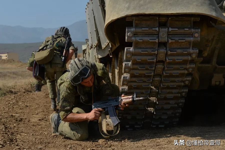 躲在铁王八里不一定安全，自卫*器武**显得尤其重要