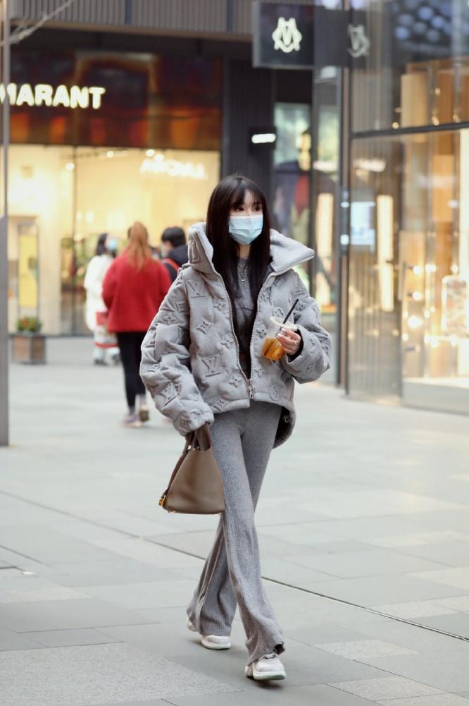 奶黄色短羽绒服穿什么裤子好看,运动羽绒服下面搭配什么裤子时尚