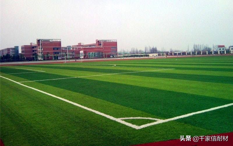 石英砂在人造草坪中的作用石英砂铺设地面的工艺