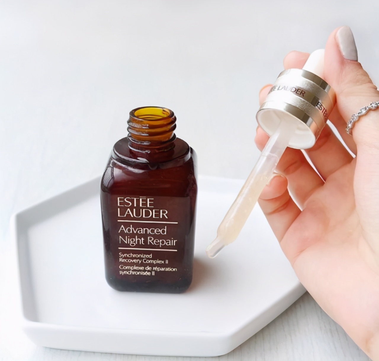 什么精华液保湿润泽皮肤,肌底精华液跟水润精华液