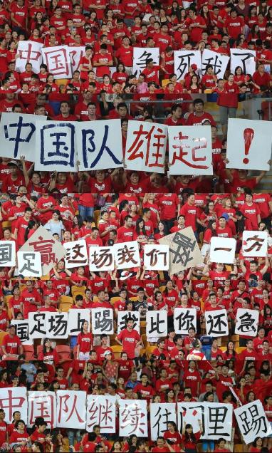 国足首位脱衣庆祝女球员，腹肌让男足无颜，今退役将足球带进大山