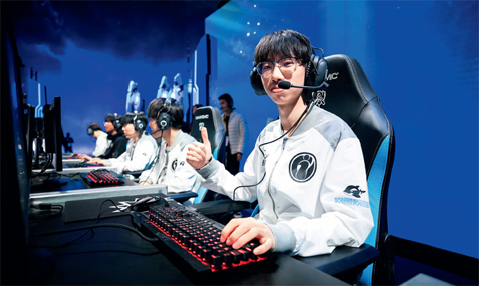 英雄联盟手游洛出装和符文,英雄联盟手游辅助洛的最新出装