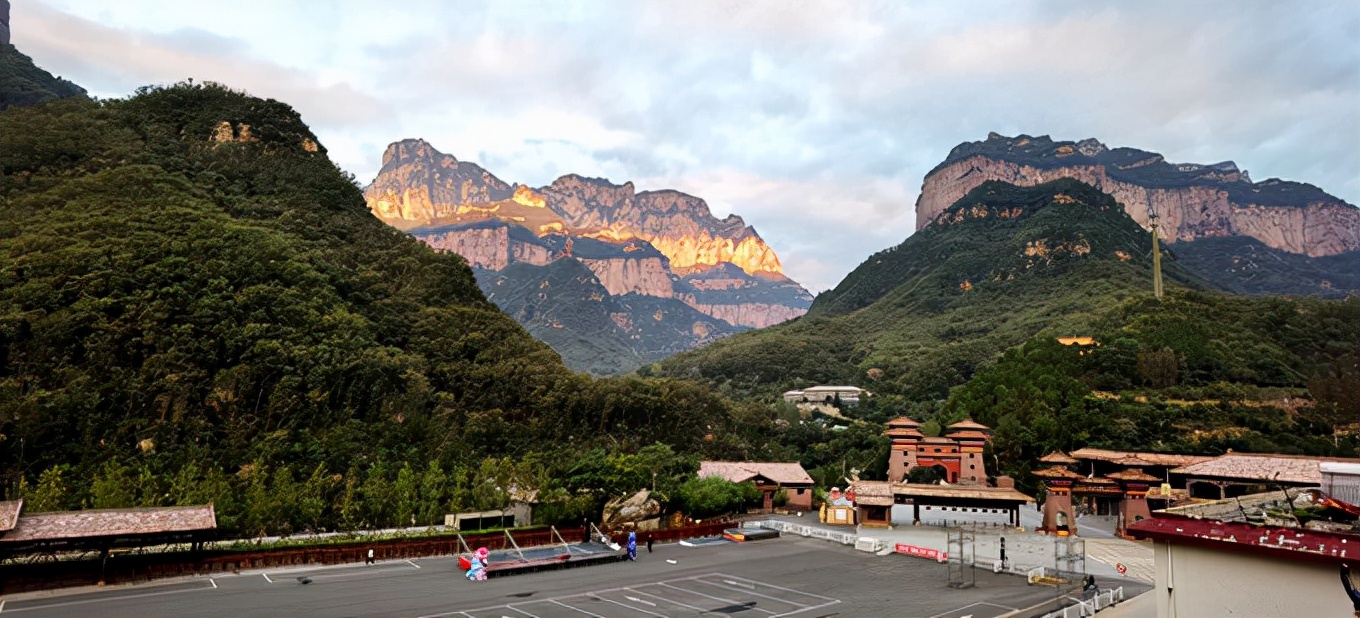 八道沟景区大门,八里沟二道门民宿