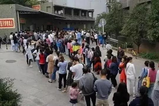 金秋月饼官方旗舰店直播,中秋月饼礼盒火热预定中