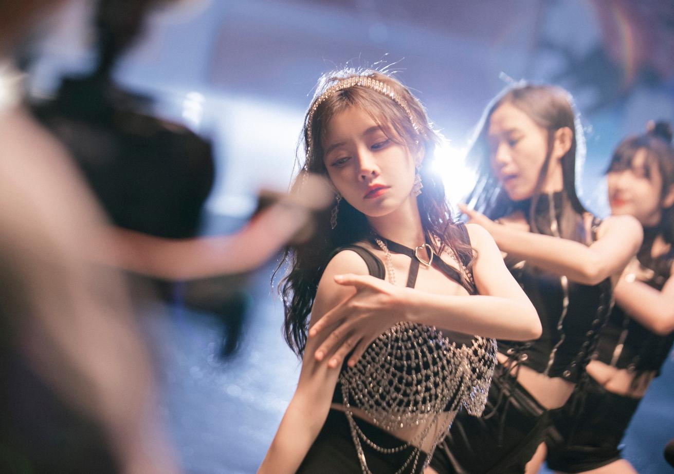 冯提莫新专歌曲《窥》上线,MV看点十足,“纯欲风”舞蹈刷新认知