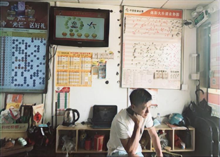千万富翁、保安、三和大神……彩票店里的人间底色与暴富梦想