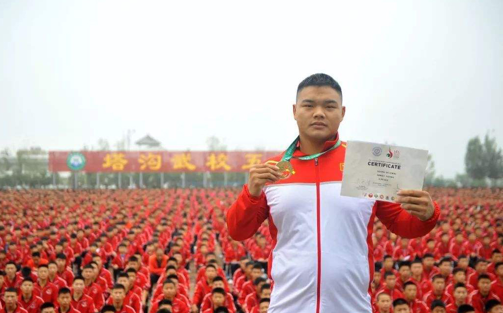 老外看万人展示少林武术,外国人围观少林功夫