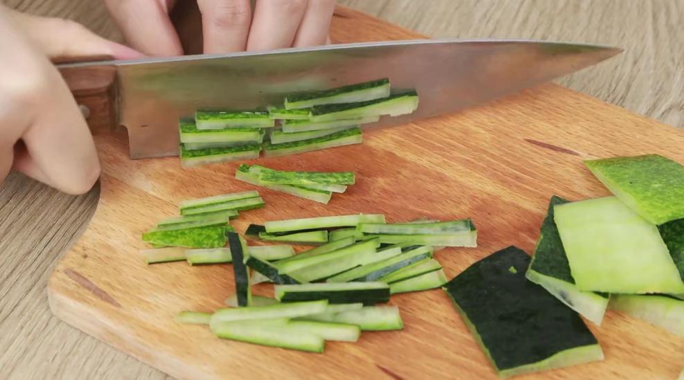 冬瓜皮和茯苓再加荷叶能祛湿吗,薏米加冬瓜皮可以天天吃吗