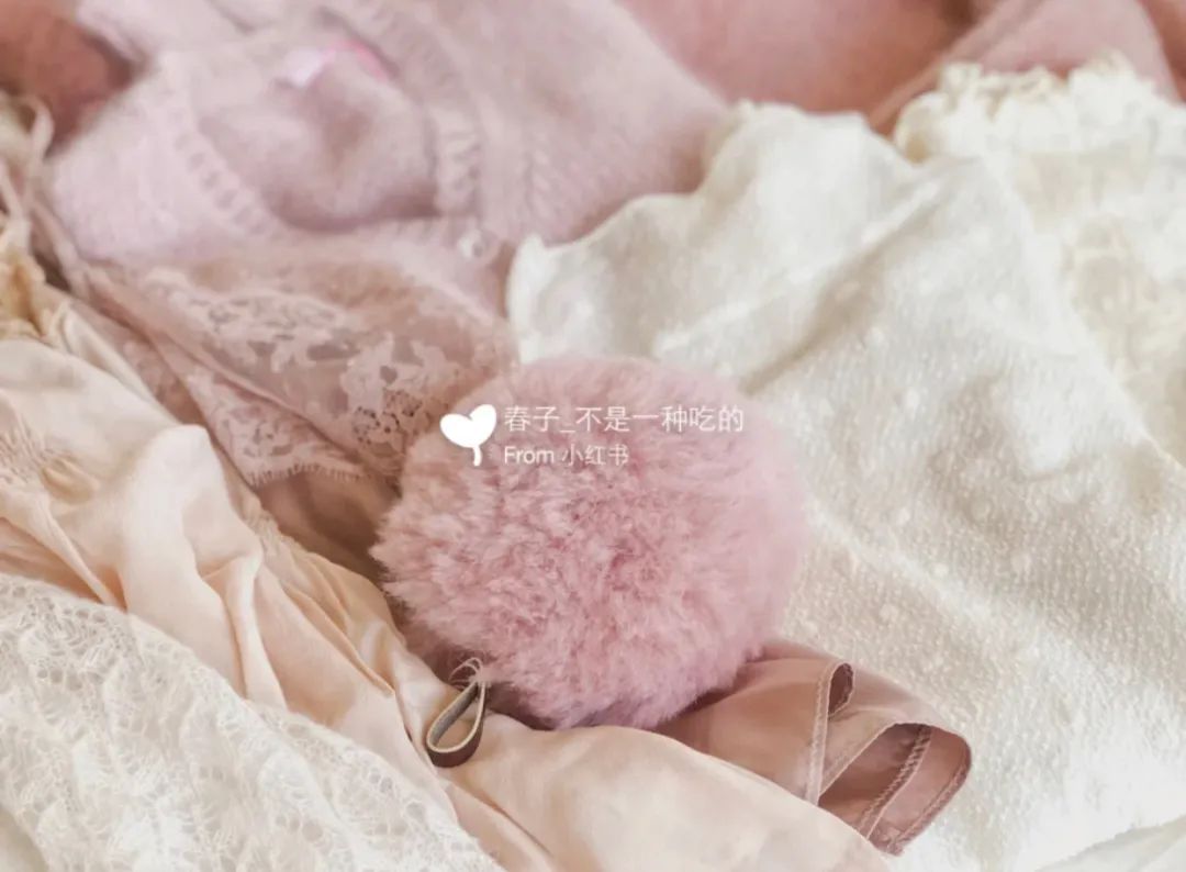 王嘉尔一碰她就被嗲到？年年牵手男爱豆的毛绒小公主谁不想要？