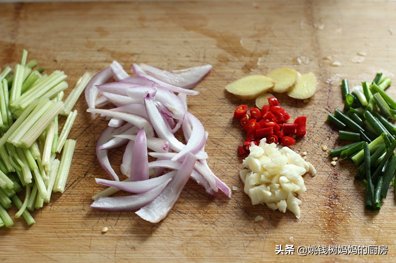 一条鱼就一个，十块钱炒一大盘，香辣软糯，解馋、美容一举两得