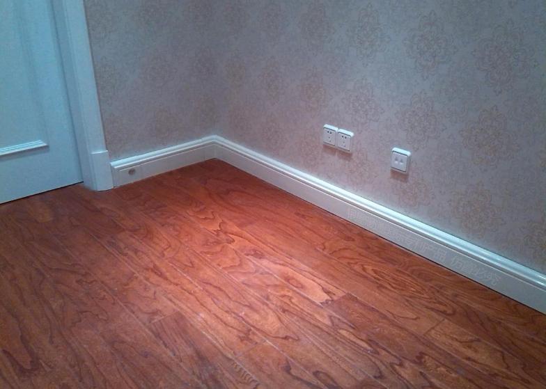 木地板踢脚线太丑了怎么补救,地板装地暖踢脚线太丑怎么解决