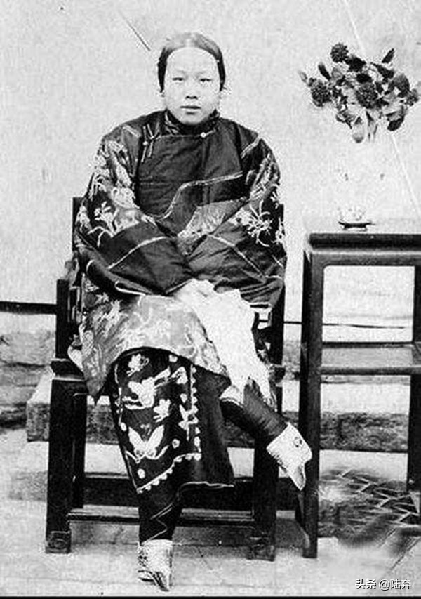 古代三寸金莲裹脚全过程,历史上最缠足的三寸金莲