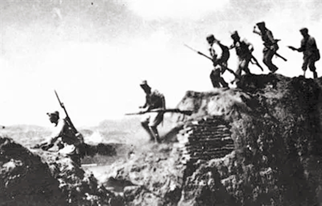 鬼子进森林扫荡遭八路埋伏,鬼子进入深山围剿八路