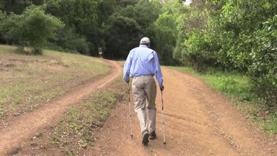 下山登山杖的正确用法,登山杖的正确使用方式图解