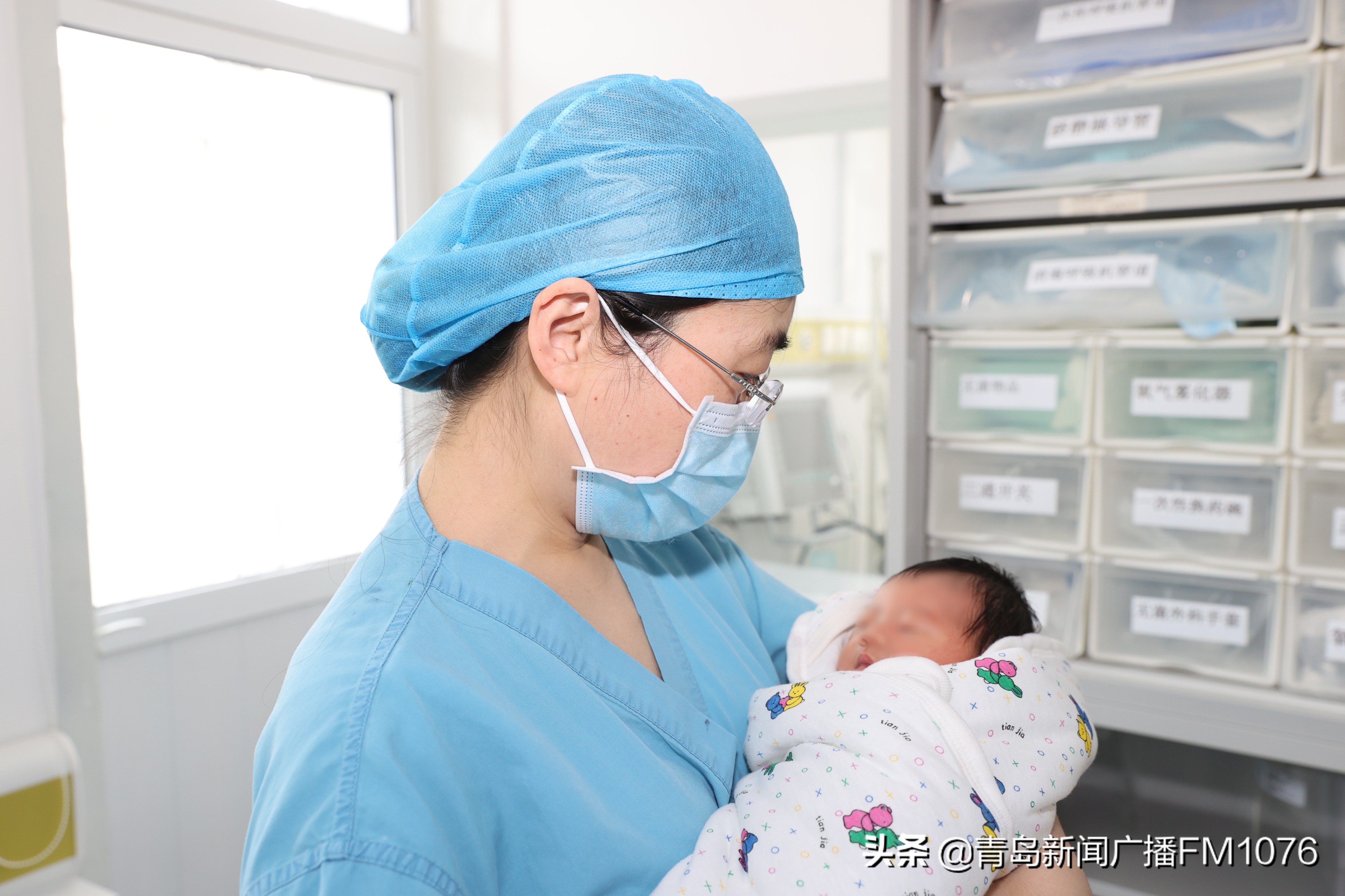 垃圾桶里发现新生女婴,被扔垃圾桶里的弃婴现在怎么样了