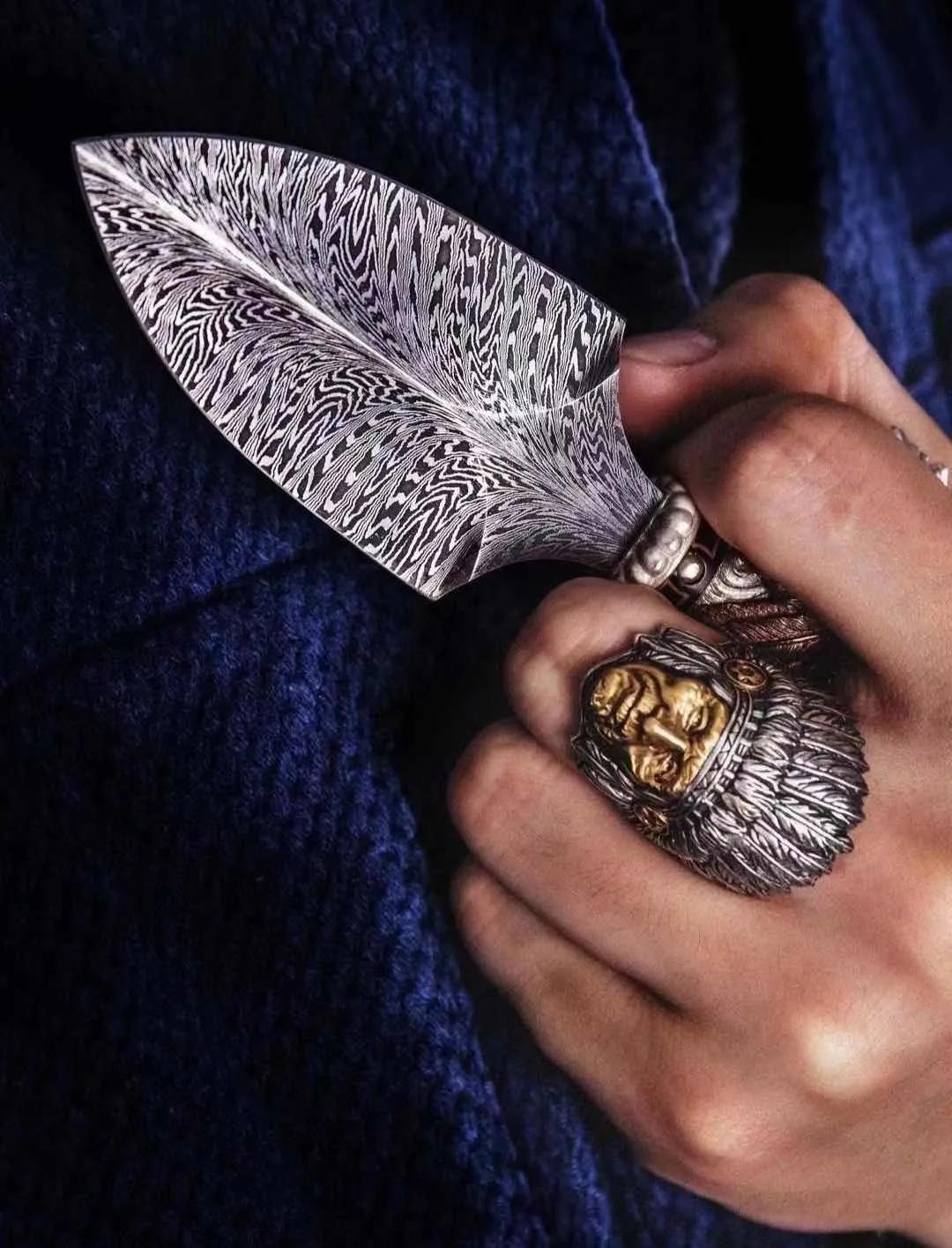 成都帅大叔卖周边，这群怕老婆的男人，偷拿私房钱也要买