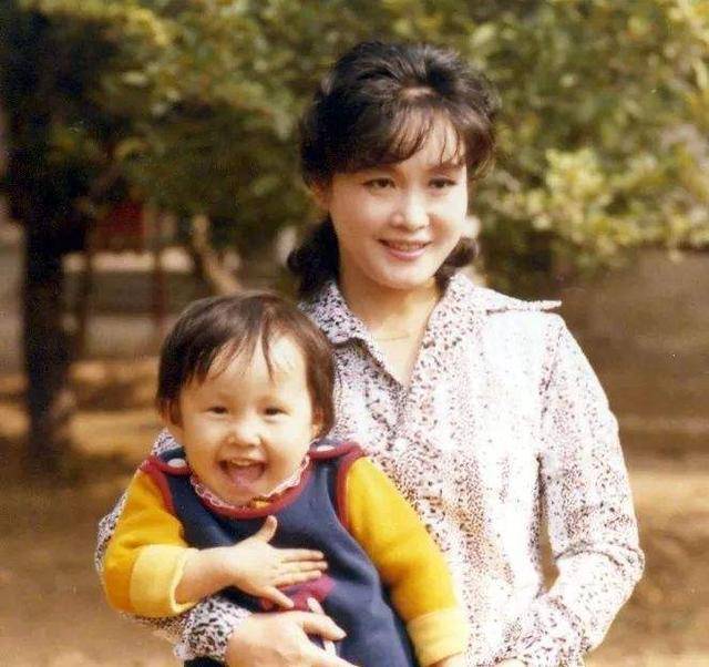 歌坛常青树李谷一简历,李谷一耍大牌