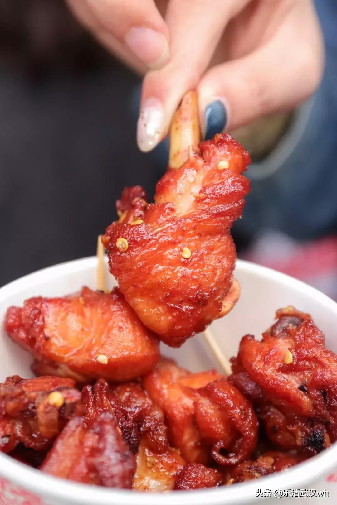 排的队比街道长!这条街什么来头?