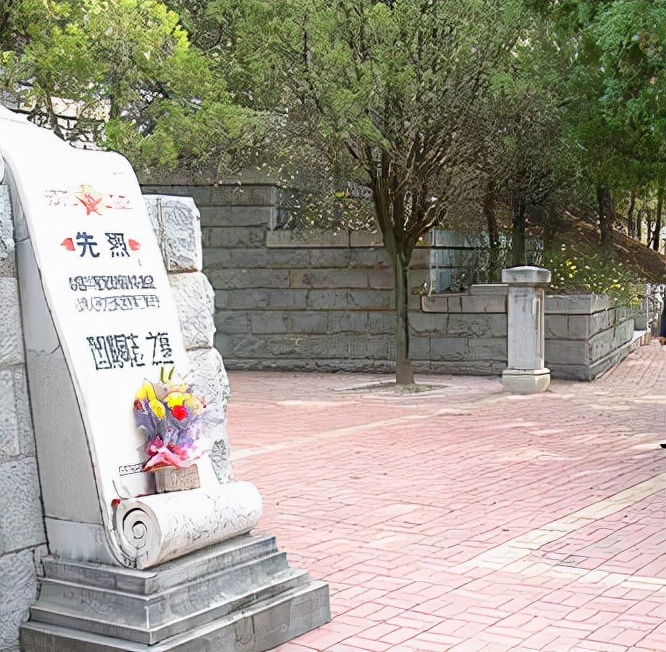 敌人对她酷刑吊打、腋下夹红炭，用烧红的火钳烫她的隐私