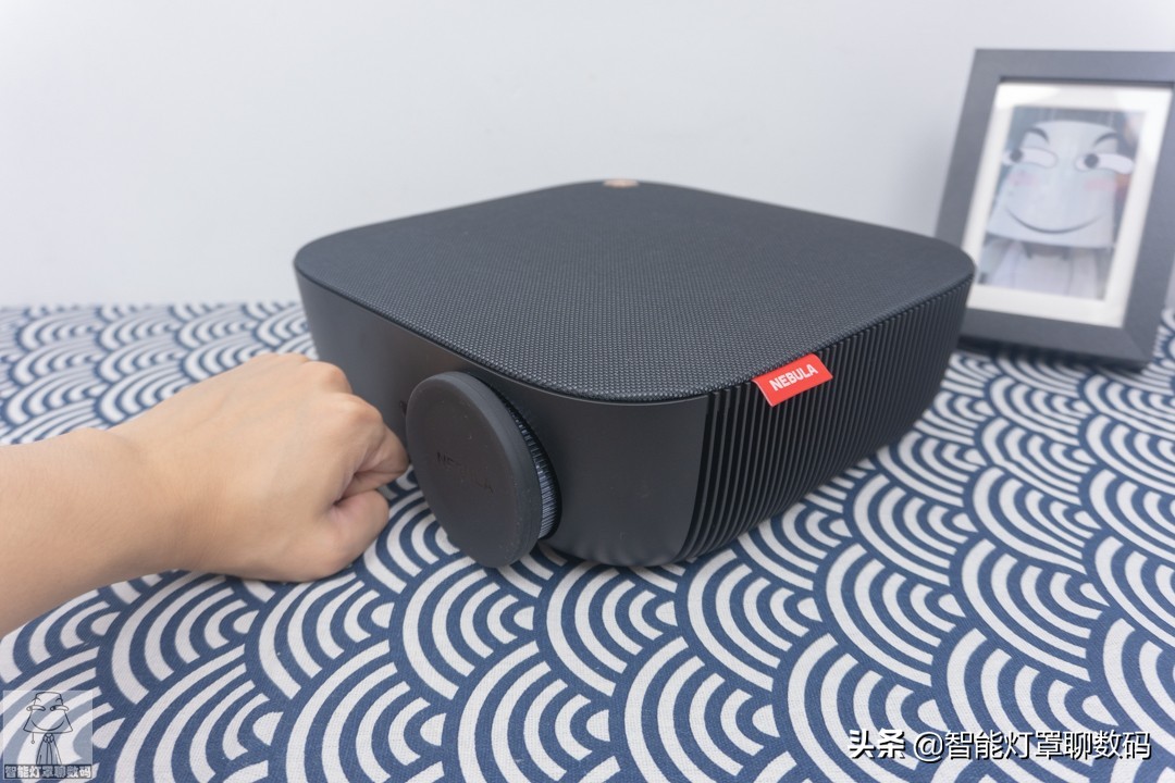 深圳小伙的快乐出租屋(上):千元1080P投影+头戴蓝牙耳机