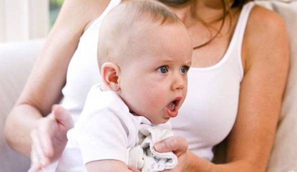 婴儿拍嗝的正确姿势拍多久,婴儿拍嗝正确拍应该什么样