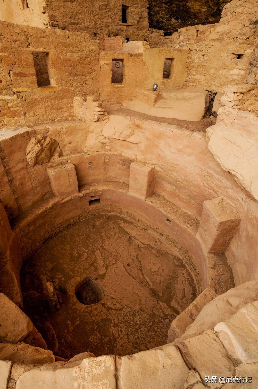 老汉被称为山顶洞人,山顶洞人隐居山洞