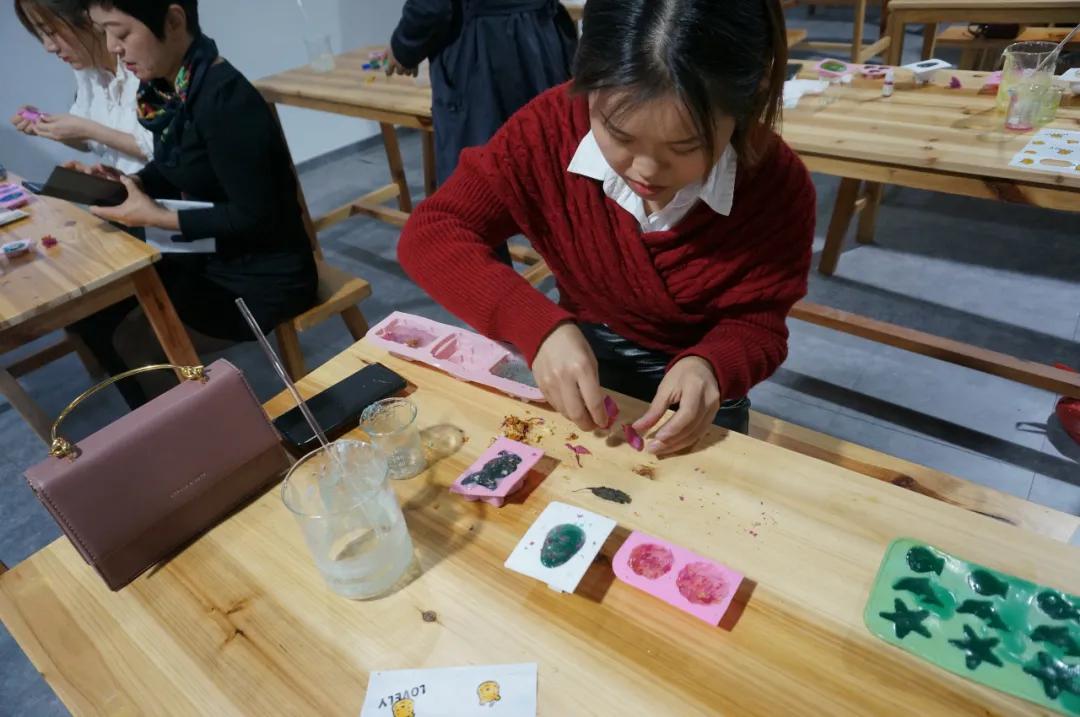 敞开心扉点亮人生——德化县女职工心理健康讲堂暨手工精油皂体验活动