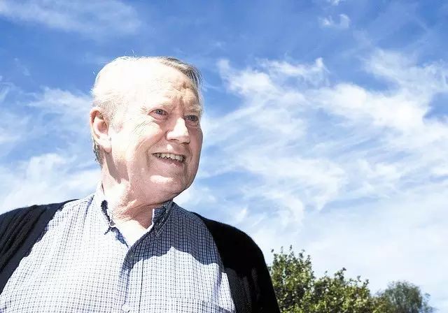 戴15元手表,却秘密捐出560亿:人活到极致,一定是素与简