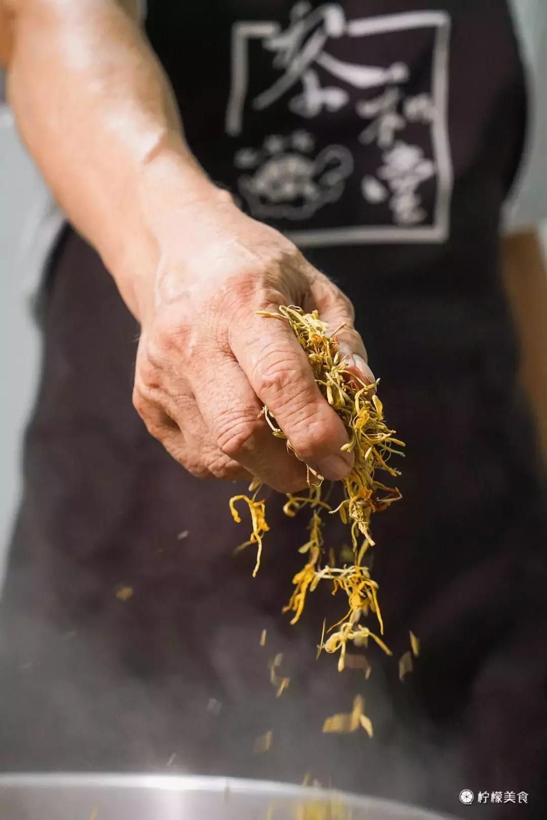 74岁的他,把一半的人生交给了这碗「黑暗甜品」