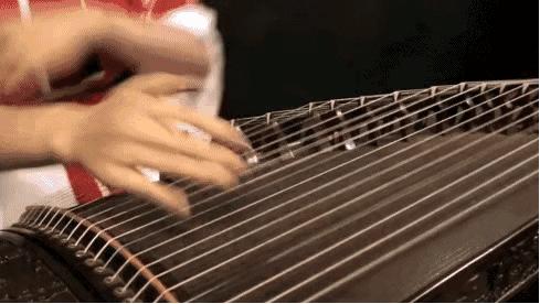 古筝基础入门必学摇指的弹奏方式,古筝摇指时的手背是平的还是斜的