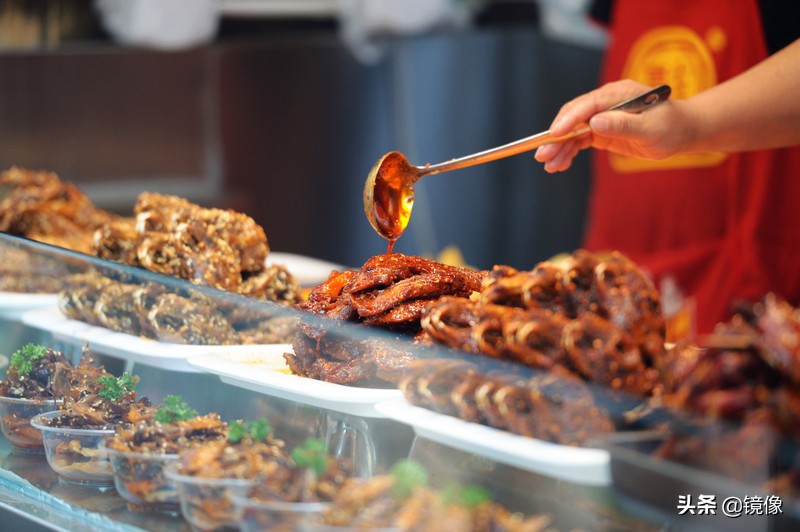 吃面吃出一根线,一男子吃面吃出蛆