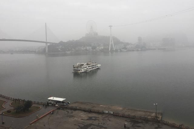 这里虽然风景如画人们生活的却很凄惨没日没夜的追着大船讨生活