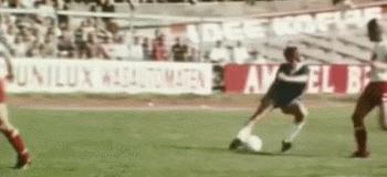 “球圣”的5大神技：飞翔的荷兰人为足球插上艺术的翅膀