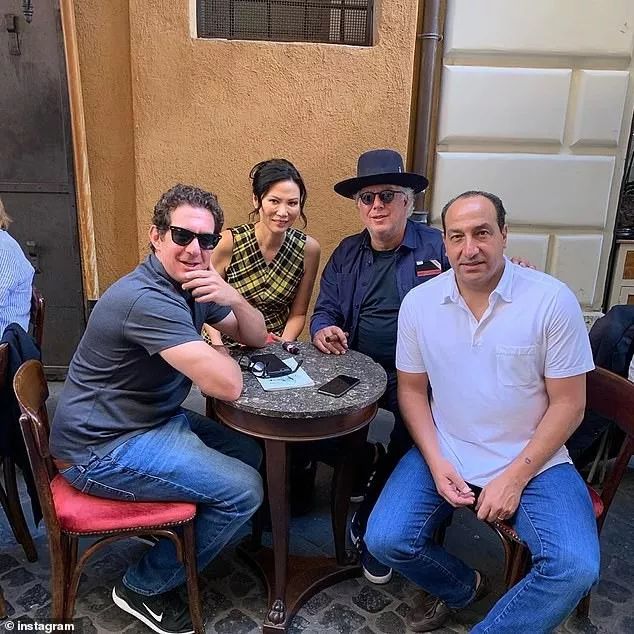 刚甩了23岁“小鲜肉”，50岁邓文迪又收割一超级富豪，来头不小