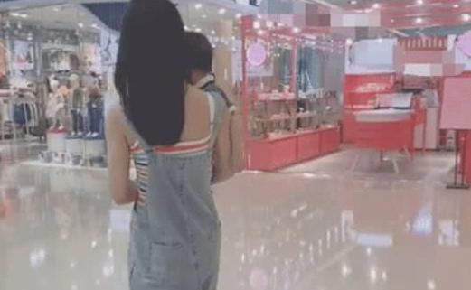 “最精致姥姥”惊现商场，和孙子胜似姐弟，网友：吃防腐剂了吧