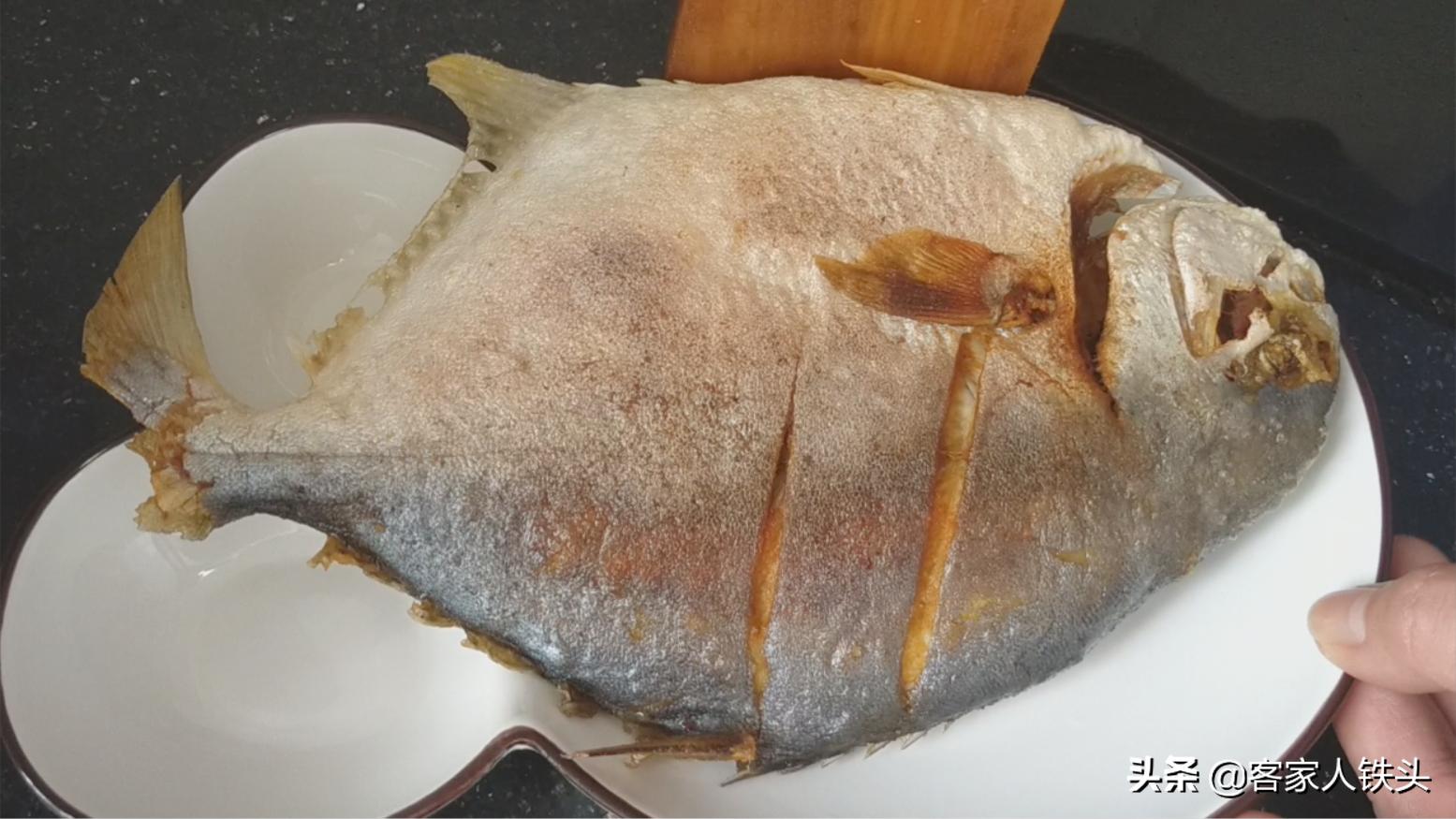 金鲳鱼加菜家常做法,香菇蒸金鲳鱼