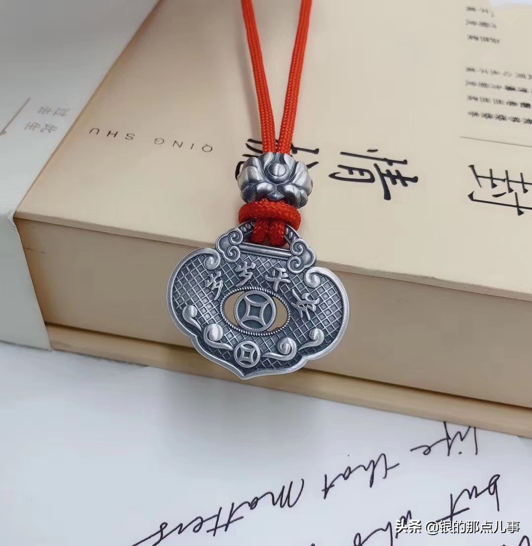 小银锁可以自己买给自己戴吗,银锁项链自己戴了可以送人吗