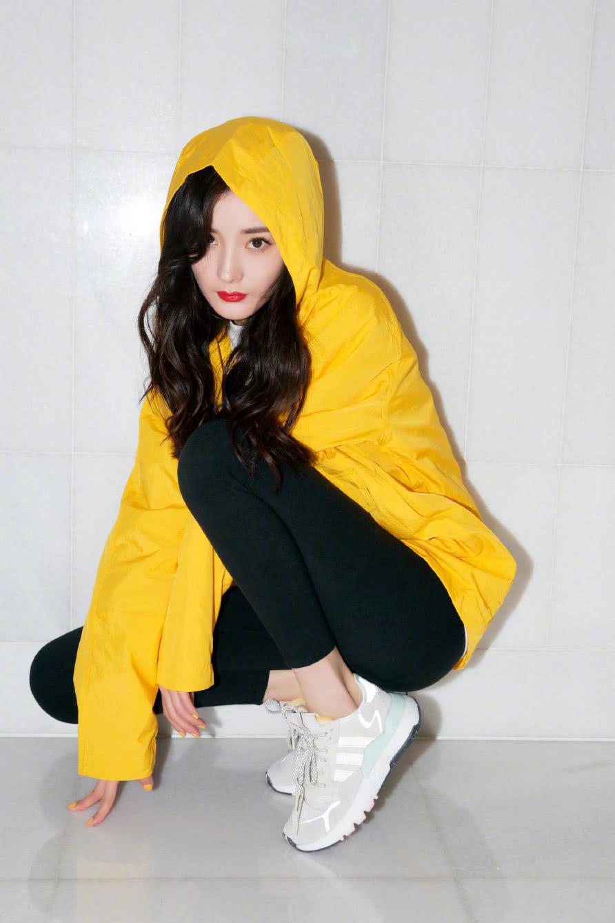 baby穿阔版西装秀蛮腰,baby黑西装造型气场全开