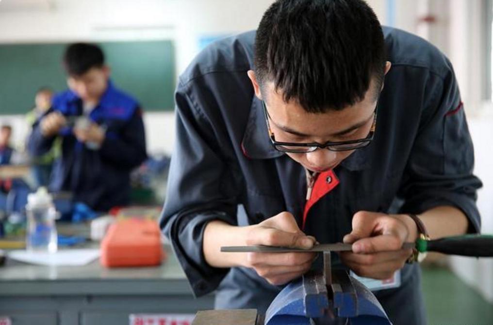 211机械本科生毕业薪资待遇,传统工科没出路了吗