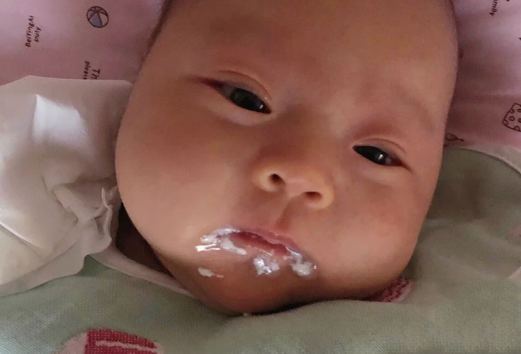 小宝宝吐奶的正确处理方式,宝宝爱吐奶怎么忌口