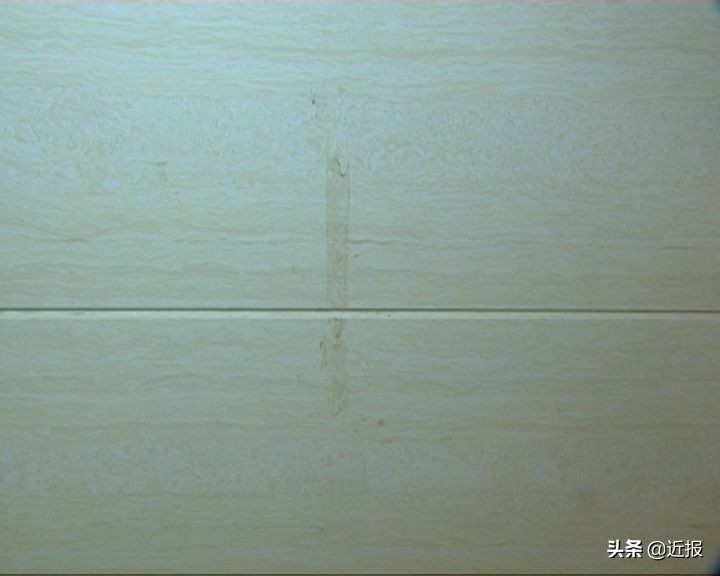 济南一小区，墙砖开裂用胶带粘？闸机坏了换塑料管！？业主：物业太有才了……